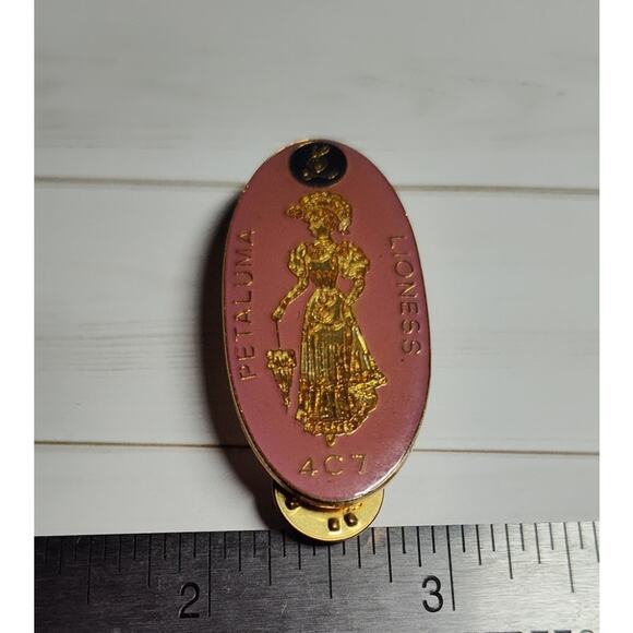 Petaluma Lioness Club District 4C7 Fancy Victorian Lady Gold Tone Pin - Picture 4 of 4